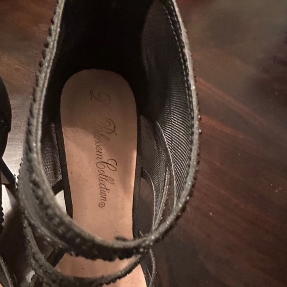 De Blossom Collection Black Heels Elegant Design - Picture 4 of 5